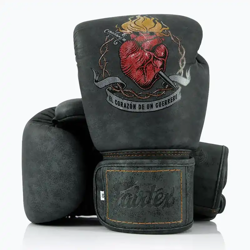 Fairtex X Tom Atencio Boxerské rukavice The Heart of Warrior Boxing charcoal Akce