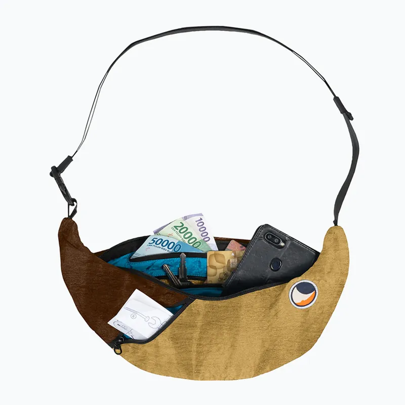 Objednat Nyní Taška Ticket To The Moon Upcycled Sling bag sand/chocolate
